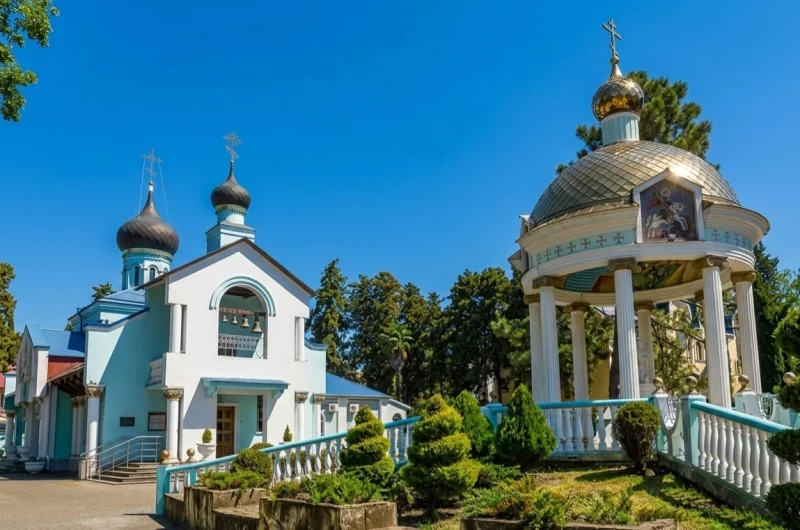 Посмотреть в Адлере самостоятельно Храм Живоначальной Троицы